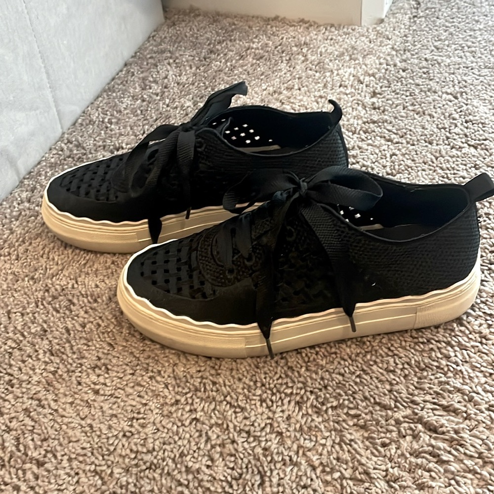 Vince Camuto Women's Jamminna Lace Up Textile Woven Sneaker. Size 6 - 36 1/2